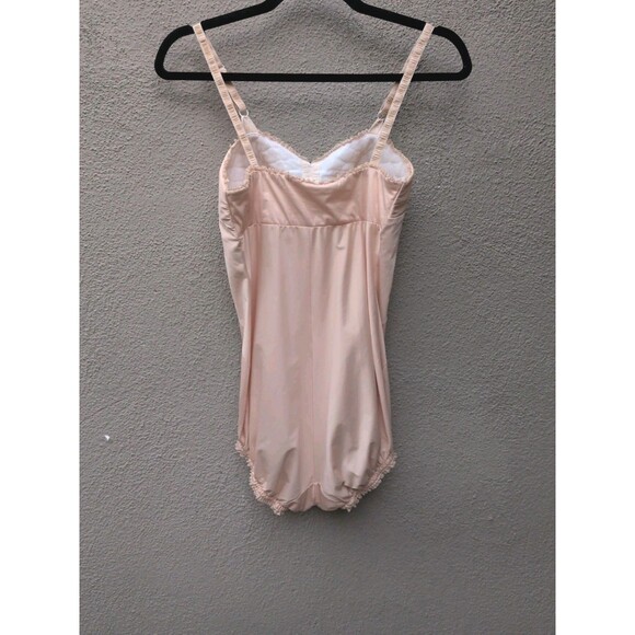 VTG Olga Bodysuit 32 B Lace Trim Legs Bust. Light Padding, Snap Closure. - Picture 2 of 16